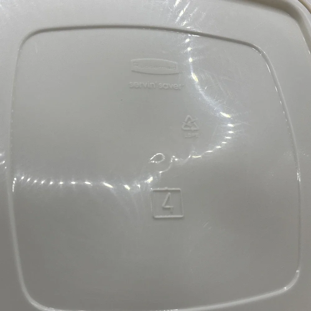 Rubbermaid Servin Saver #4 Storage Container Square Almond Lid 19 Cups USA